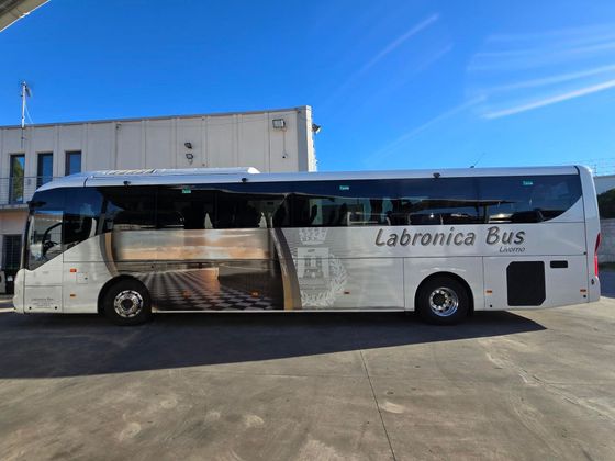 Pullman bianco con disegno blu,grigio e arancio nel laterale