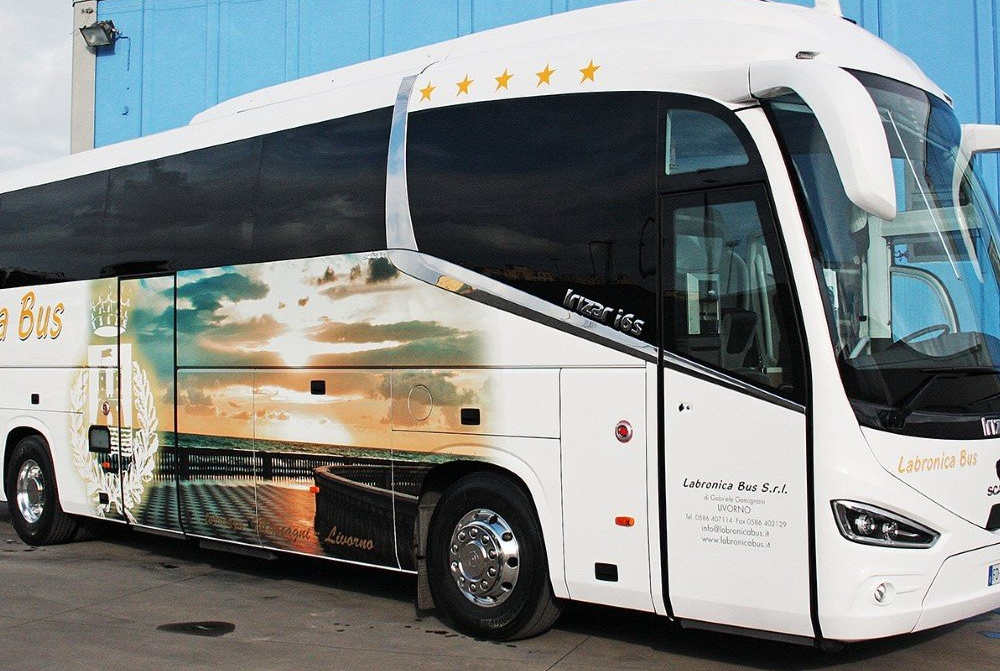 Vista del dibujo al costado del autobús en amarillo, naranja y rojo.
