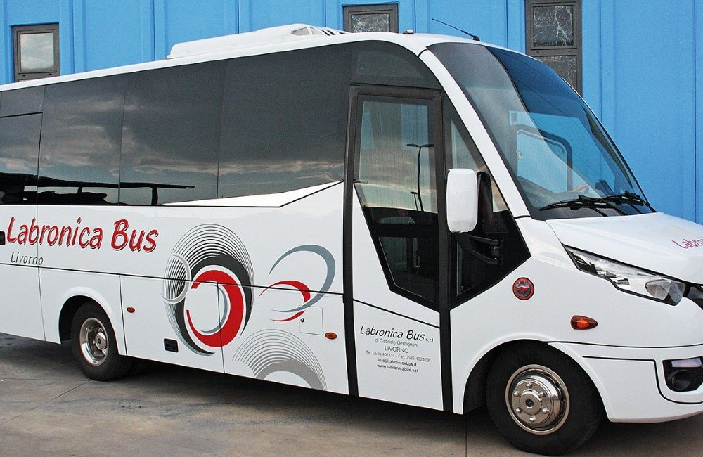 Vista anterior de la minivan