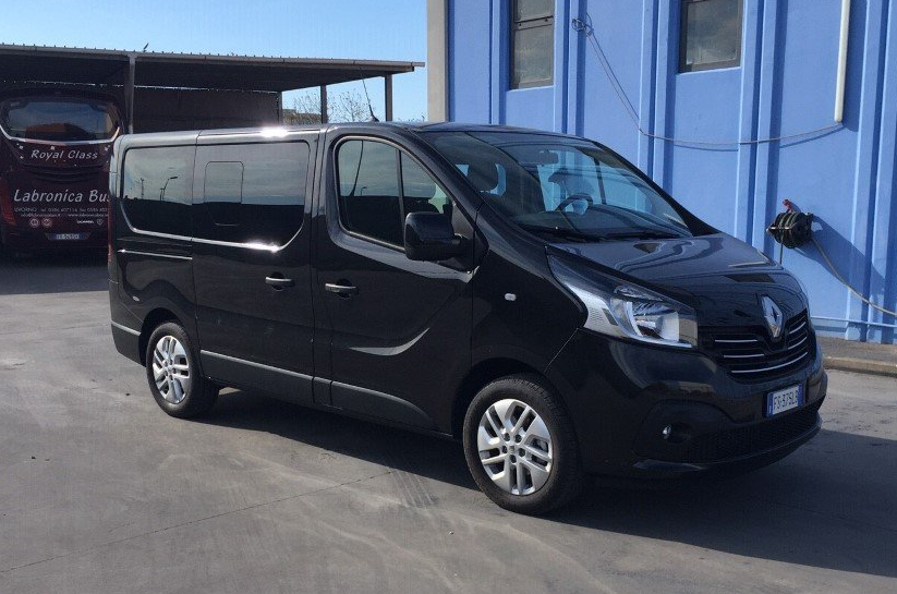 Vista anterior de la minivan