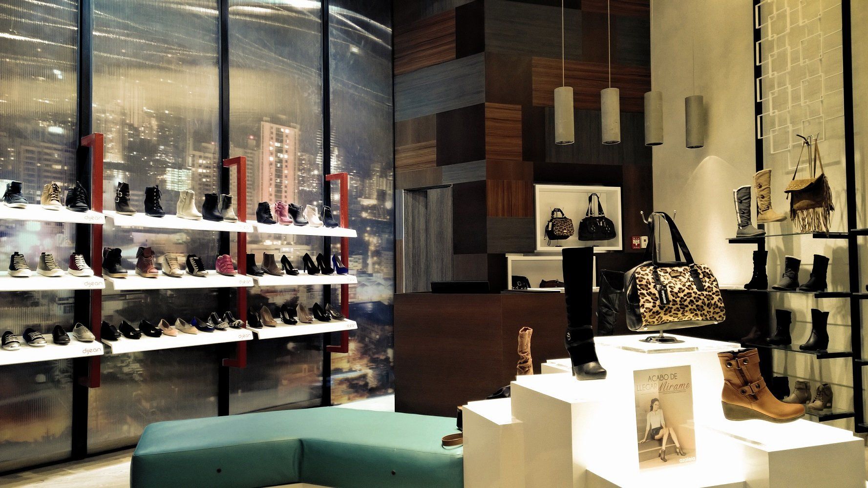Una tienda llena de zapatos y bolsos.