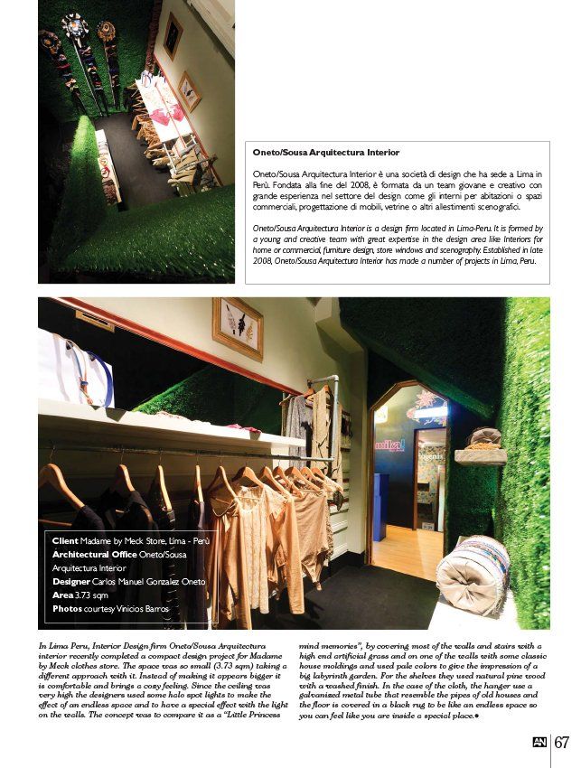 Una imagen de una tienda con ropa colgada en estantes y una pared verde.