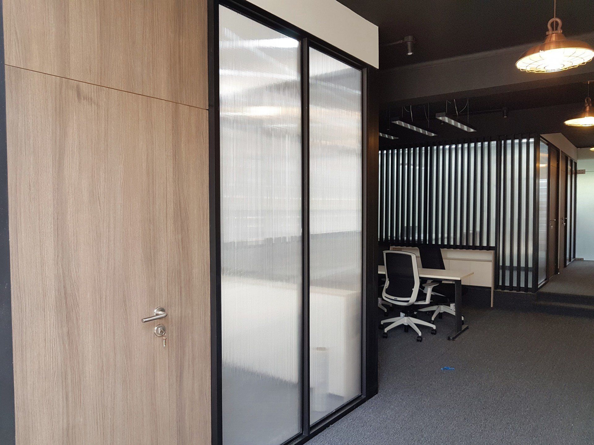 Una habitación con un escritorio y sillas.