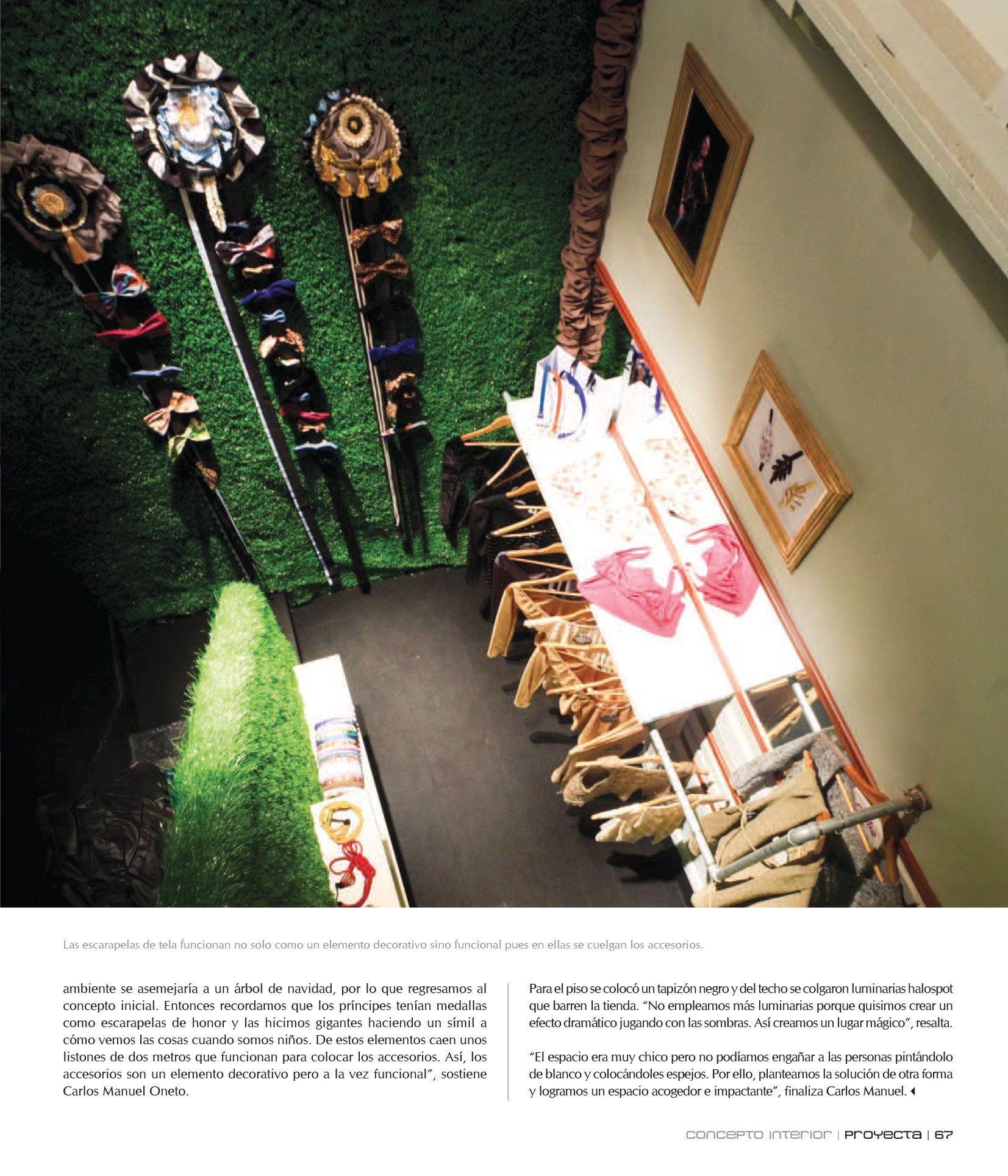 Una vista aérea de una tienda de ropa con ropa colgada en estantes.