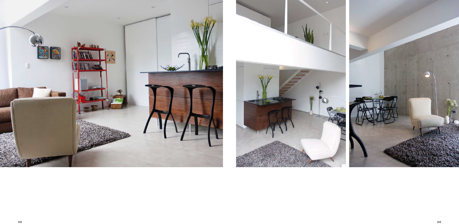 Una sala de estar con sofá y sillas y una cocina.