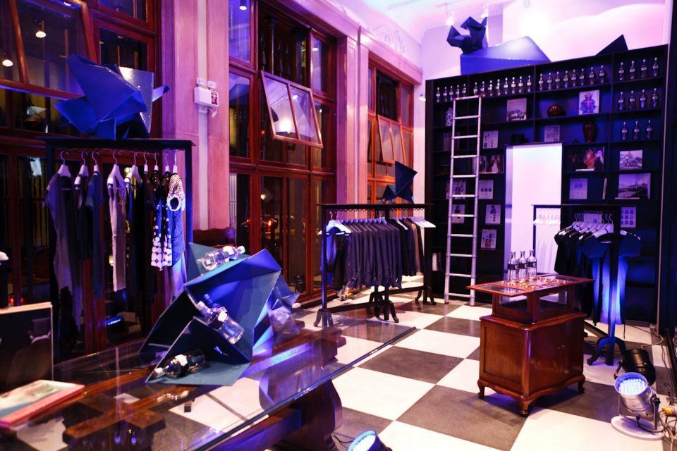 Una tienda con suelo cuadriculado y luces moradas.