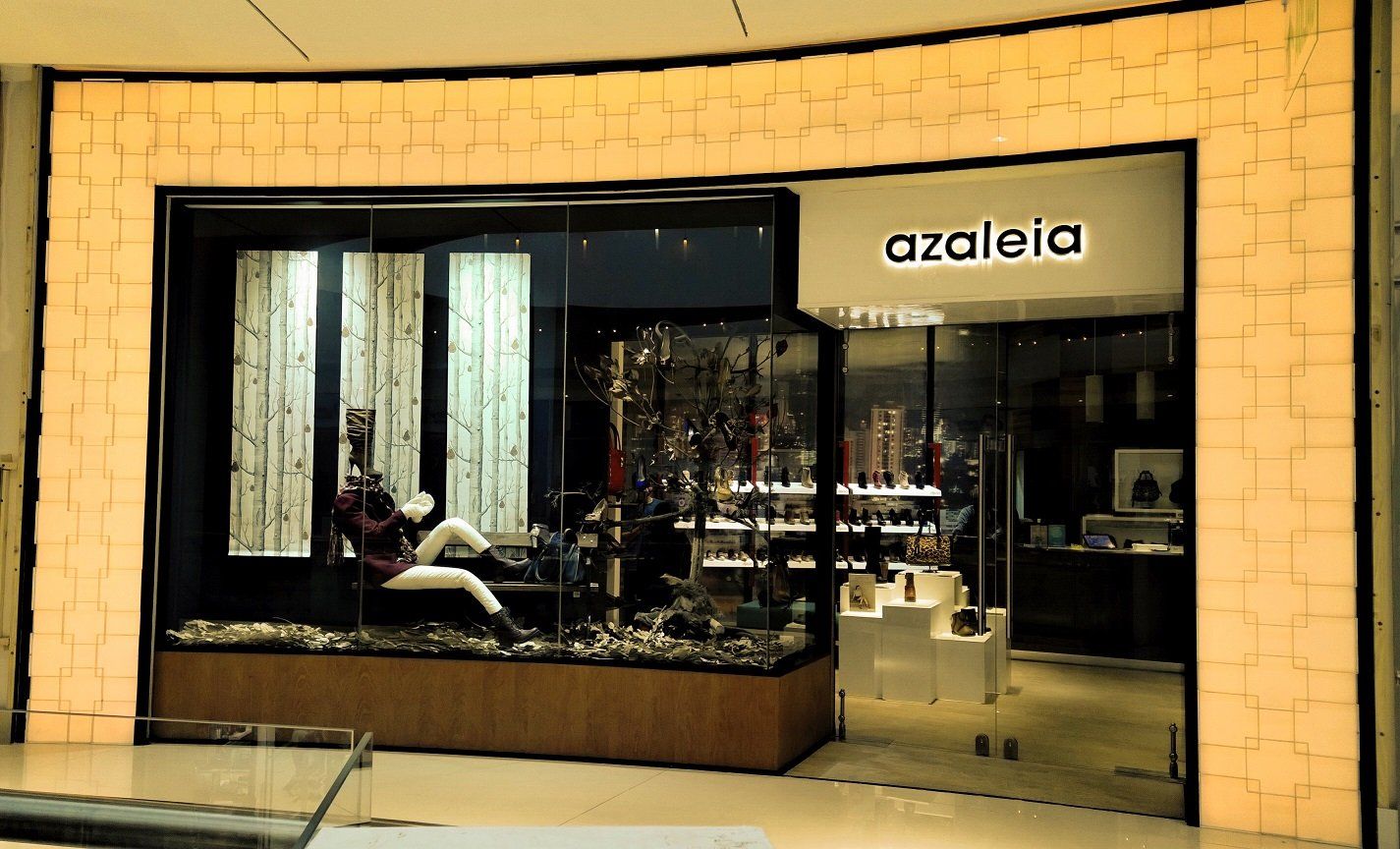 Un escaparate de Azaleia con un maniquí en el escaparate.