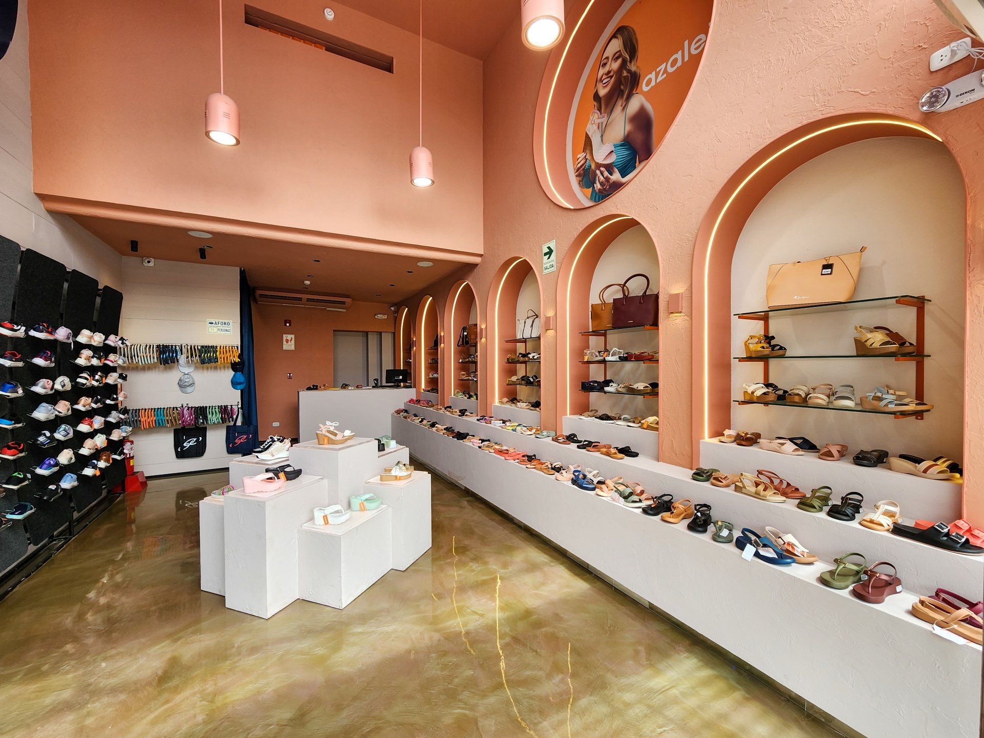 Una zapatería llena de zapatos y bolsos.