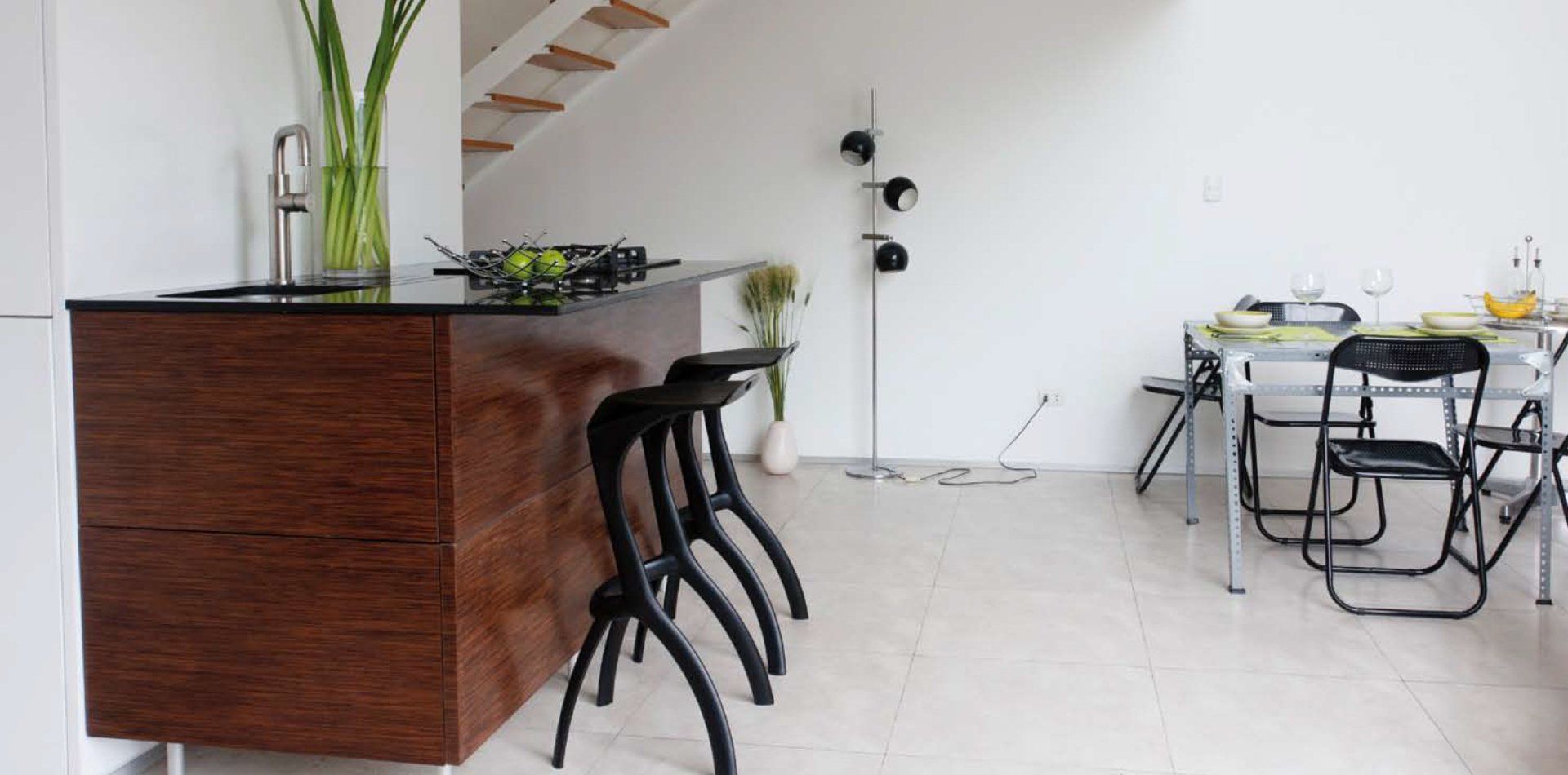 Una cocina con una mesa y sillas.