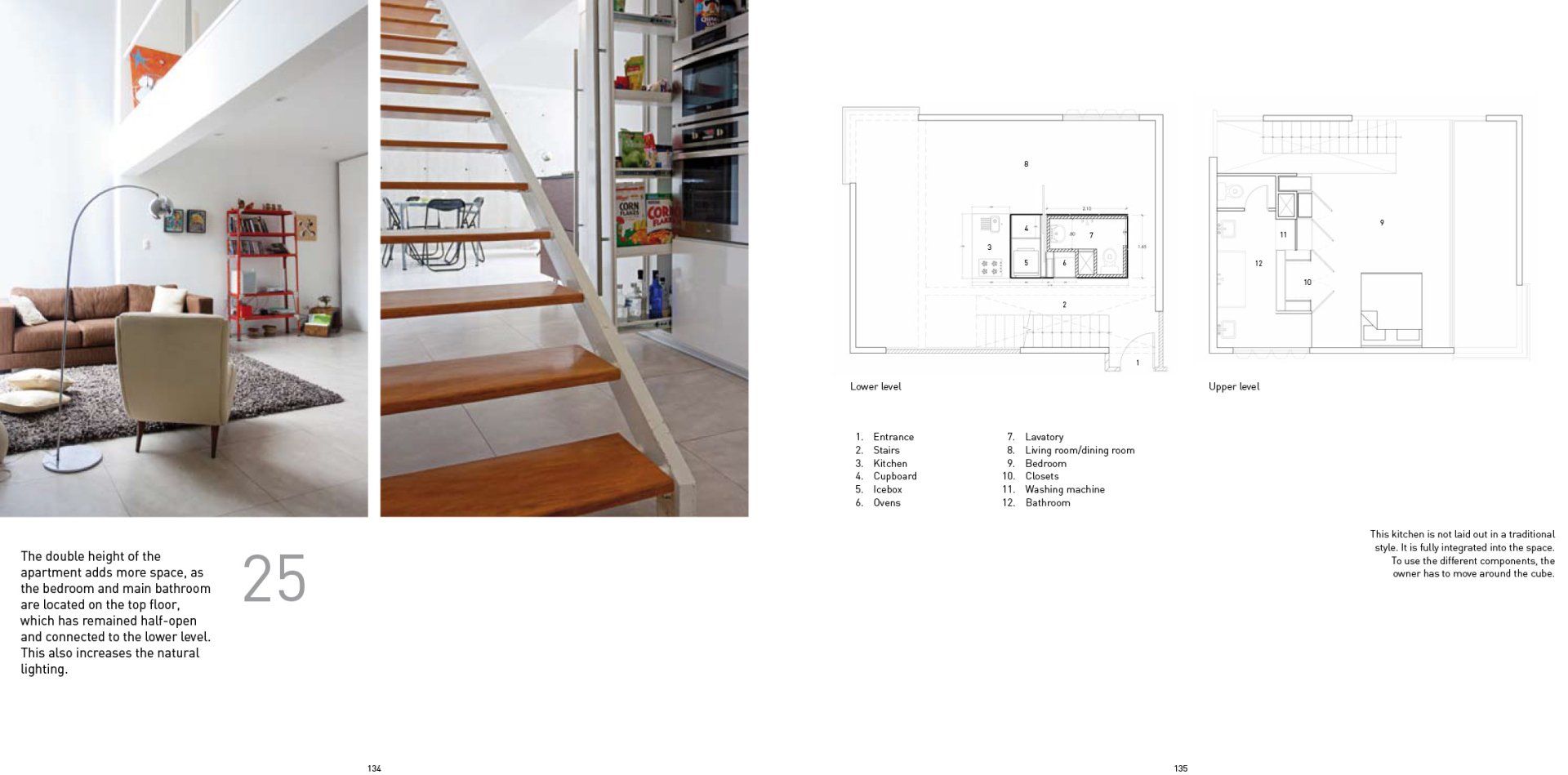 Una sala de estar con una escalera y un plano de planta.