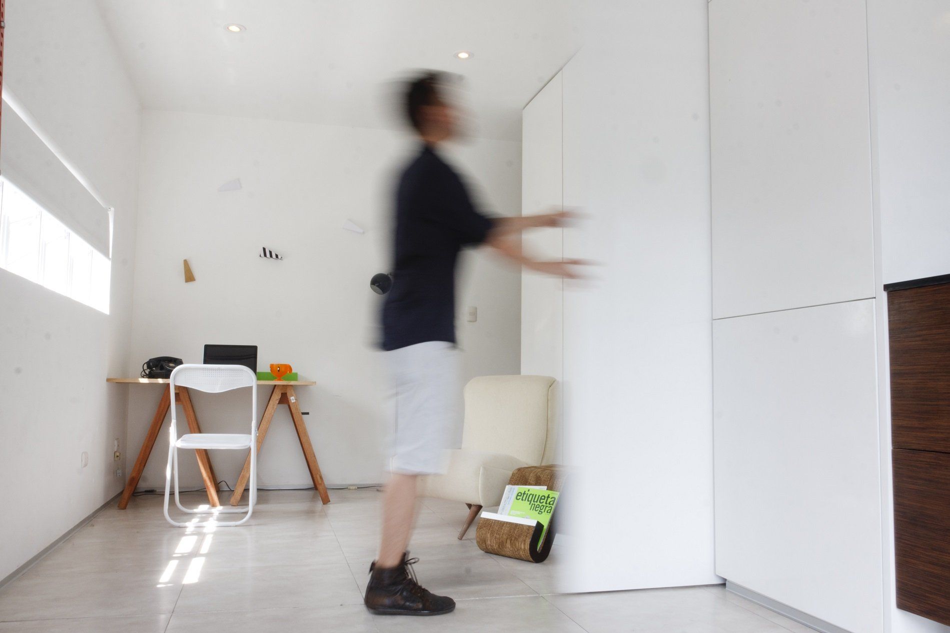 Una imagen borrosa de un hombre de pie en una habitación.