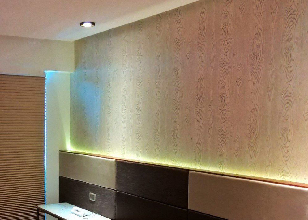 Un dormitorio con una cama king size y un escritorio.