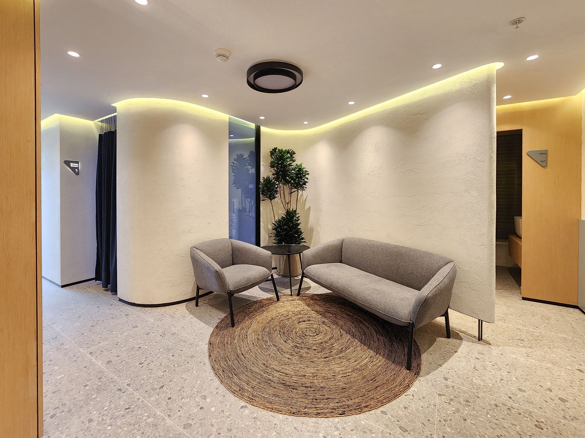 Hay un sofá y dos sillas en la sala de espera.