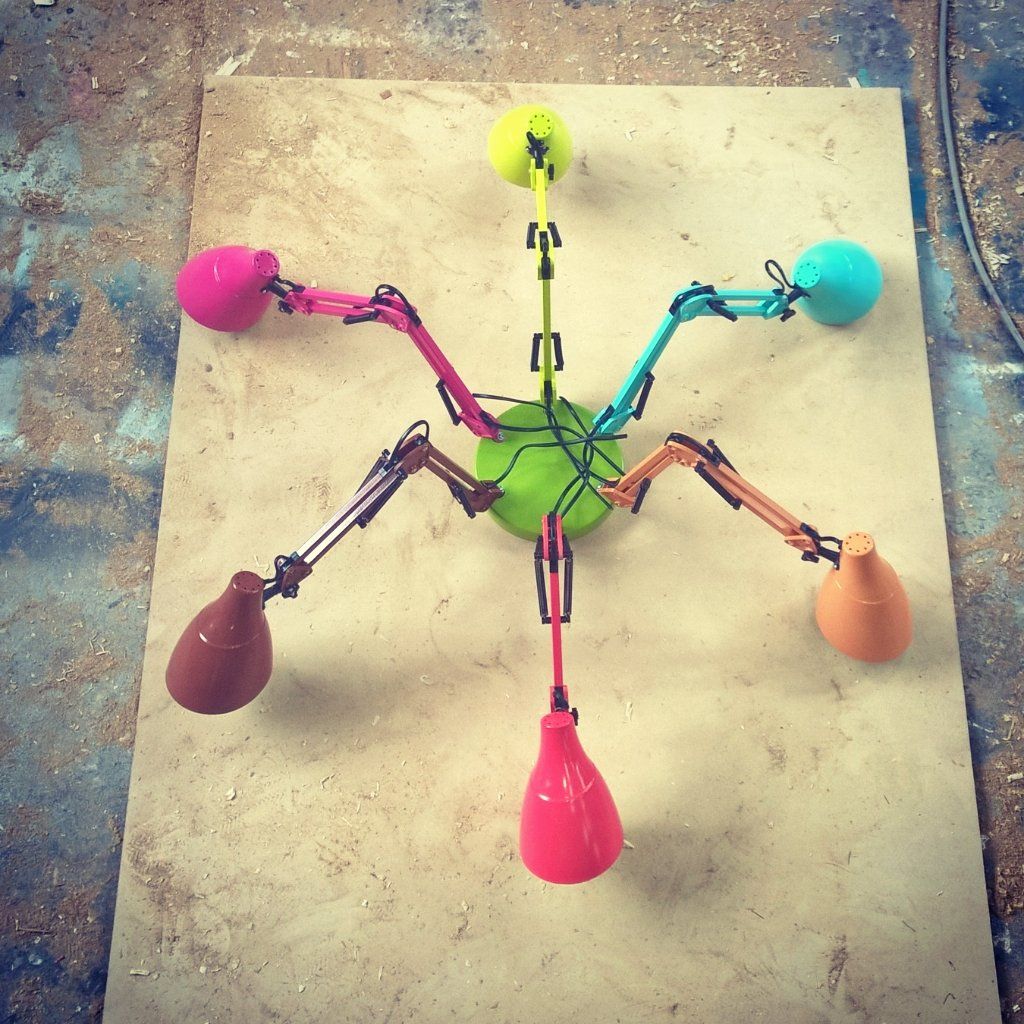 Un montón de lámparas de colores están sobre una mesa.