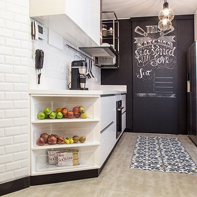 Una cocina con una pizarra que dice Esta cocina está sazonada con amor.