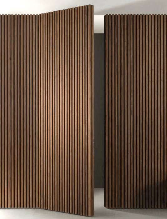 Un par de puertas de madera ubicadas una al lado de la otra en una habitación.