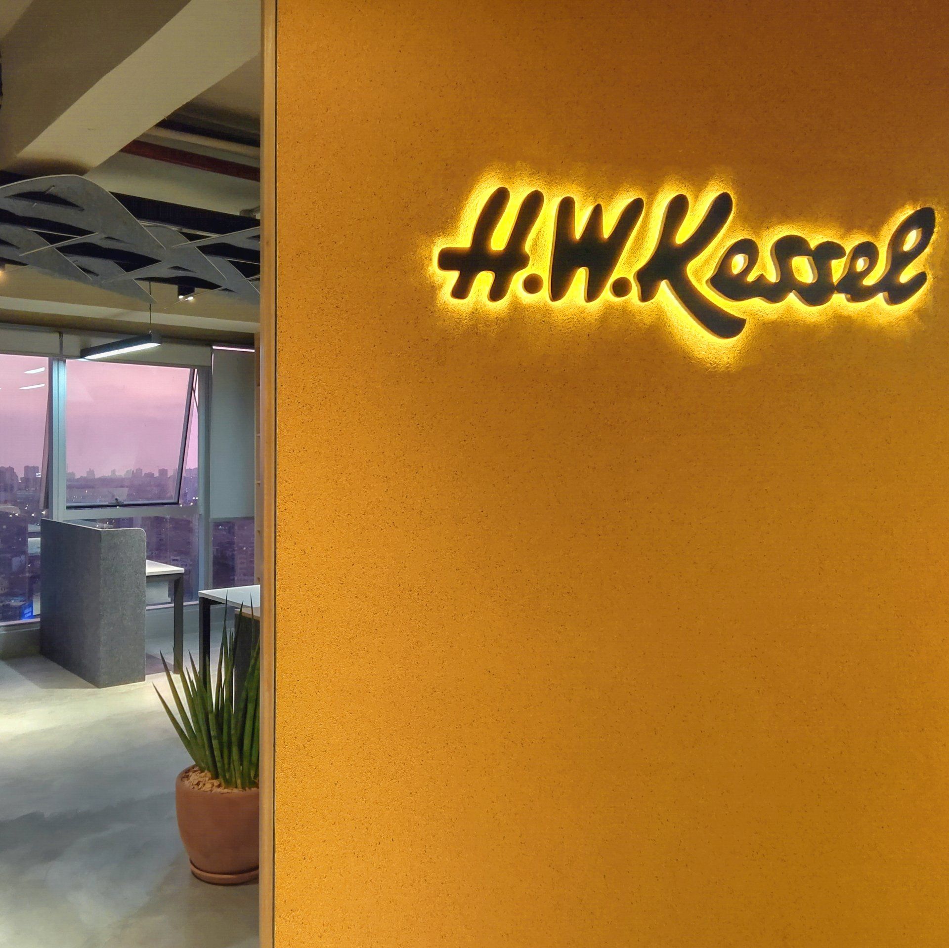 Una pared con el nombre HW Kassel en ella