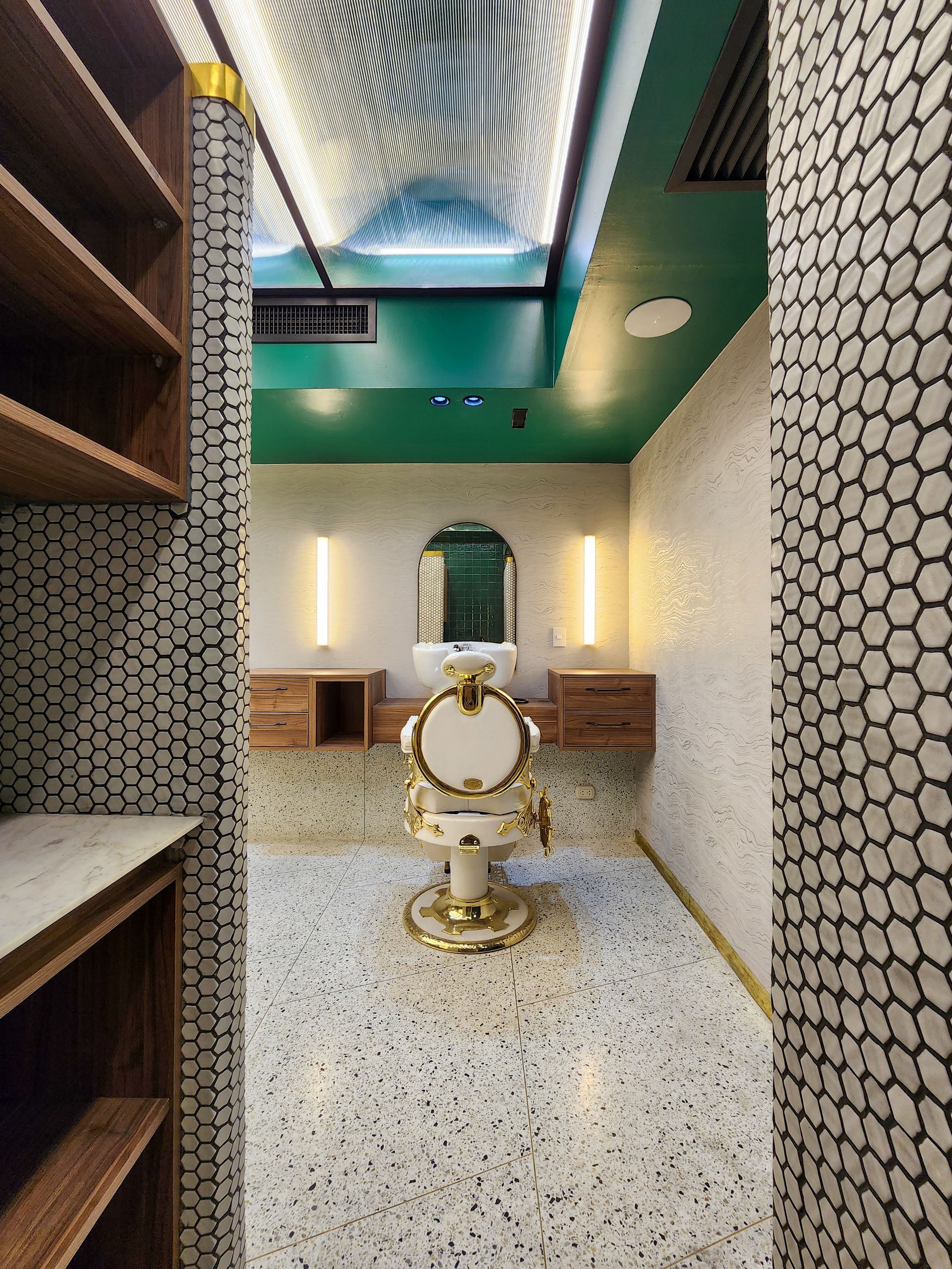 Hay una silla de barbero en el medio de la habitación.