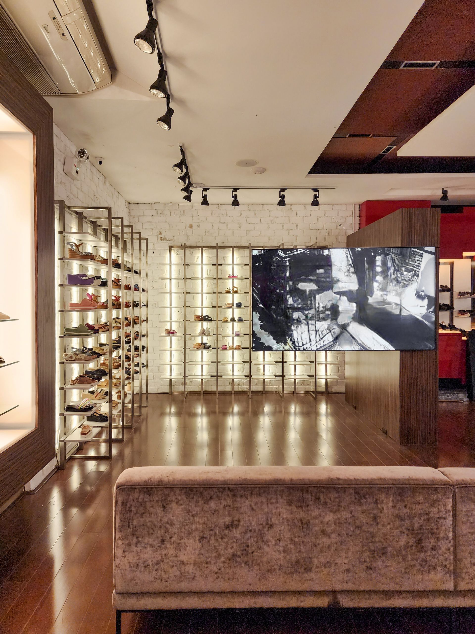 Una sala de estar con un sofá y un cuadro en la pared.