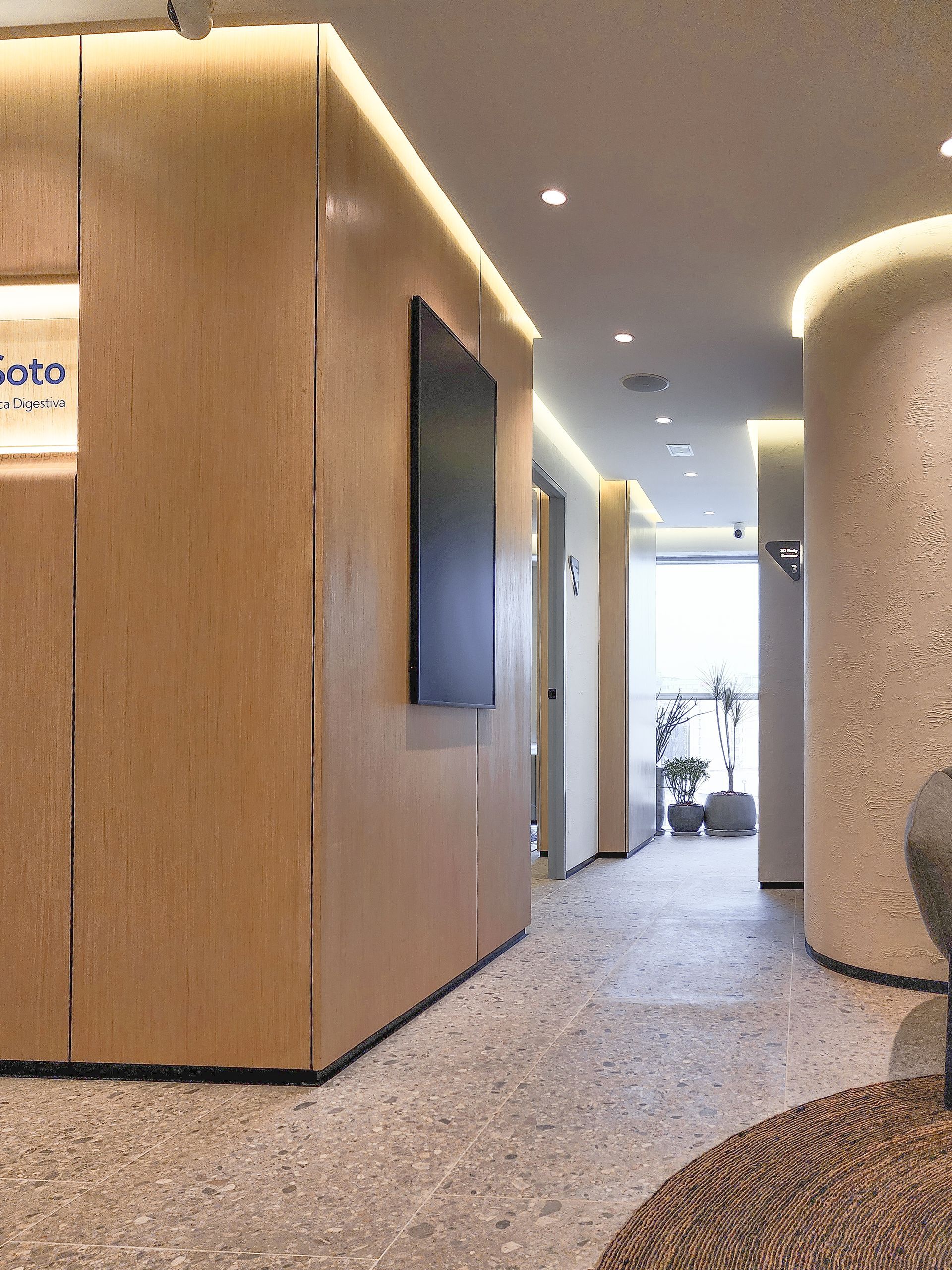 Un pasillo con un cartel que dice labo.