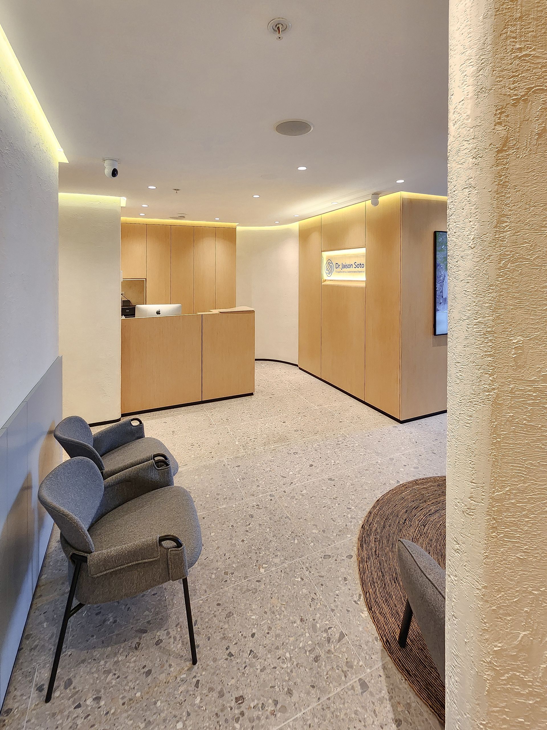 Hay una silla en el medio de la habitación.