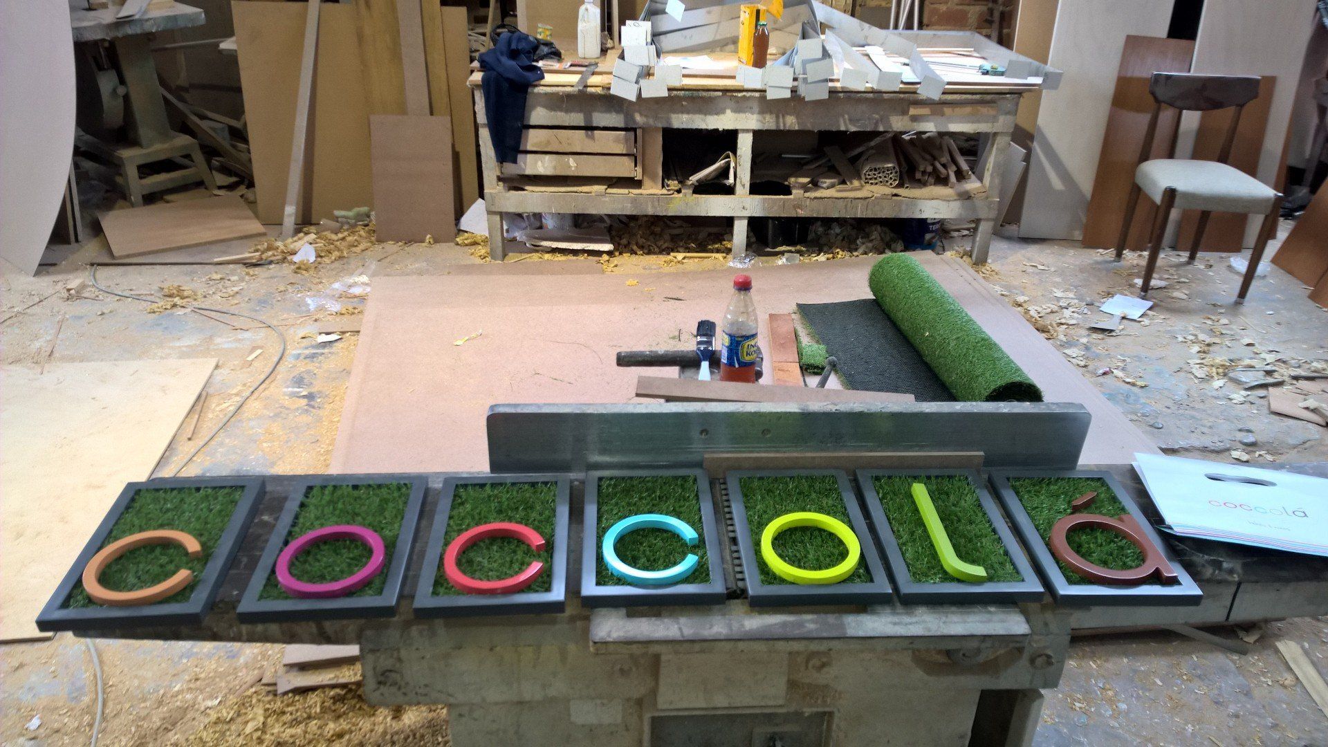 Una mesa de madera con un montón de letras sobre ella.