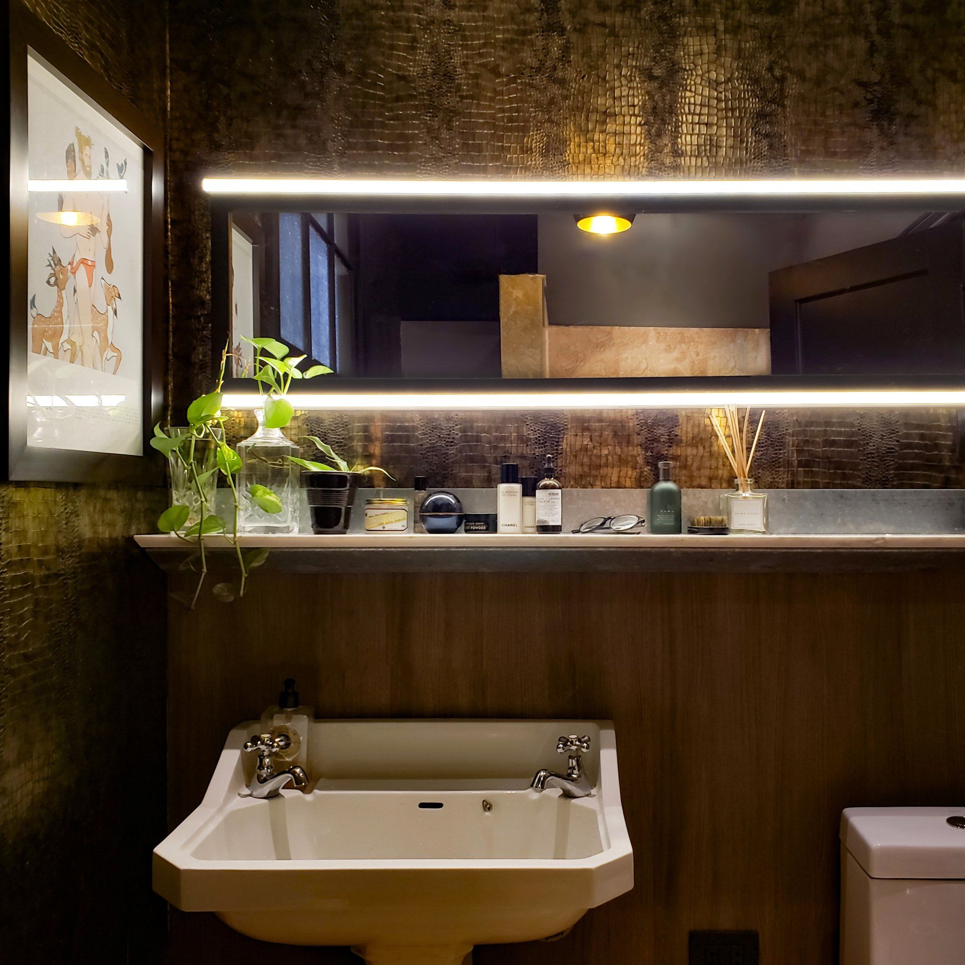 Un baño con un lavabo y un espejo encima.