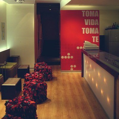 Una habitación con una pared roja que dice toma vida, toma te