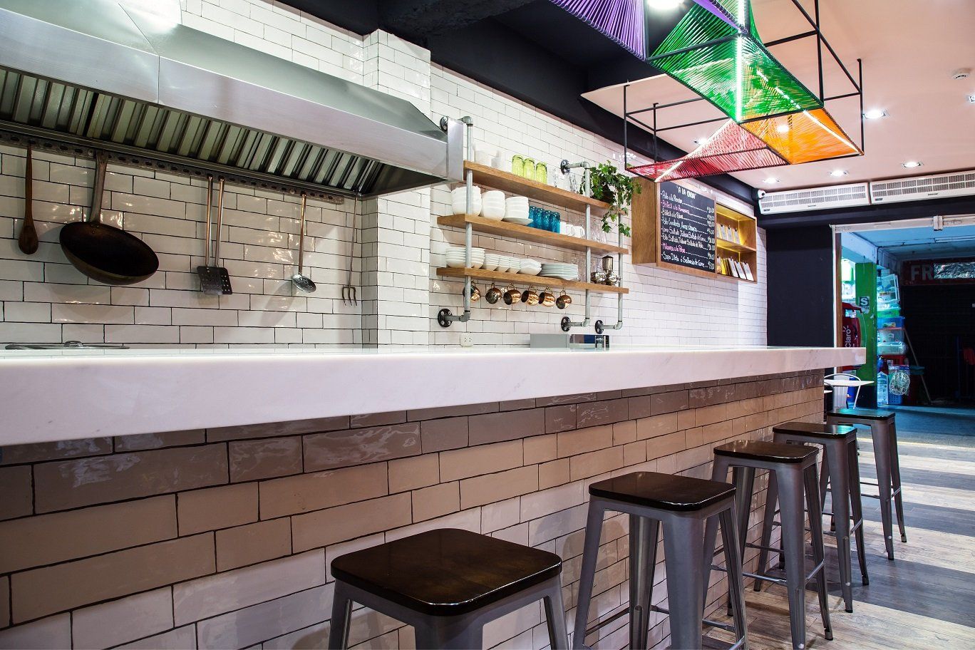 Un restaurante con un mostrador largo y taburetes.