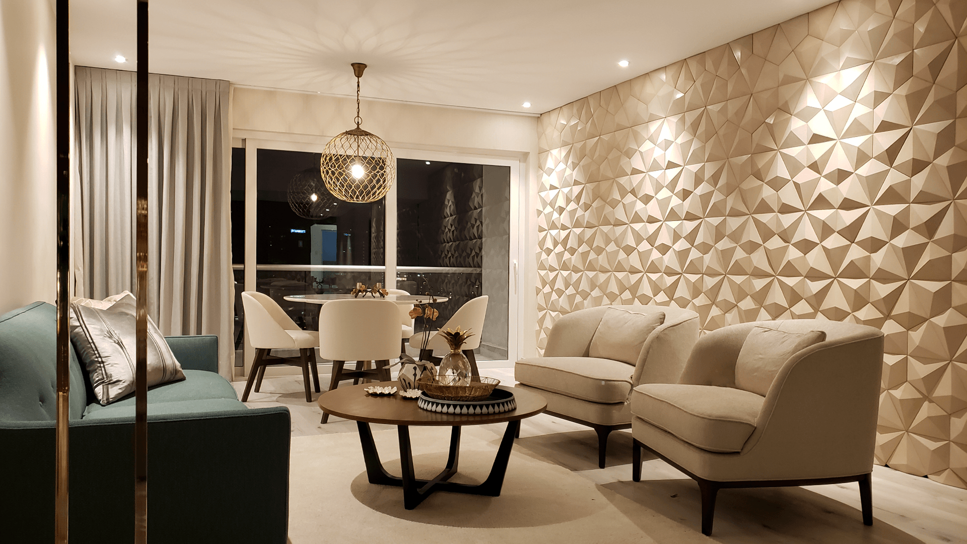 Una sala de estar con un sofá, sillas y una mesa.