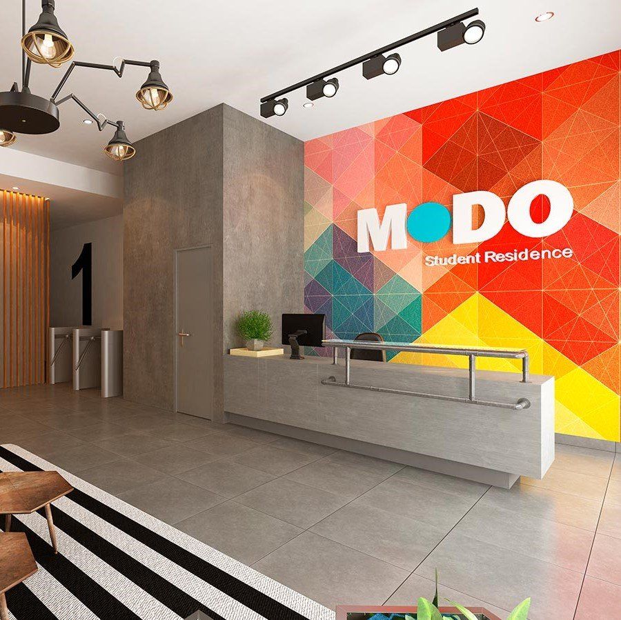 Una pared colorida con la palabra modo escrita en ella