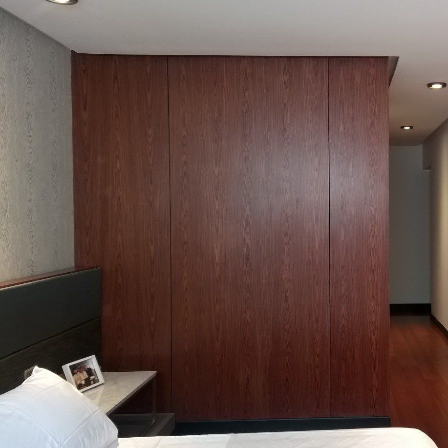 Un dormitorio con una cama y una pared de madera.