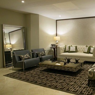 Una sala de estar con un sofá y una mesa de café.