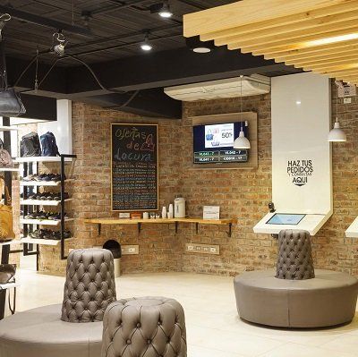 Una habitación con una pizarra en la pared que dice 