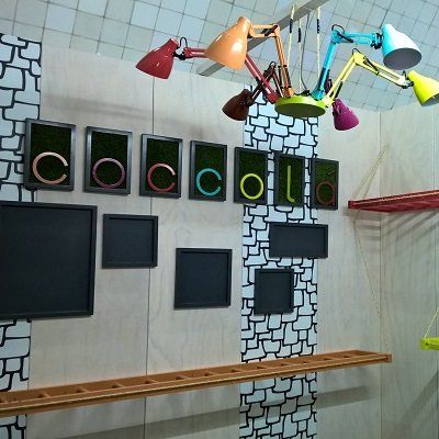 Una pared con un montón de lámparas y un cartel que dice cocolla