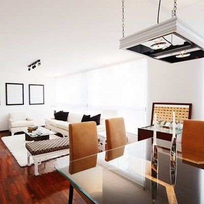 Una sala de estar con mesa de comedor y sillas.