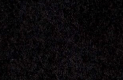 Un primer plano de una superficie negra con una textura granulada.