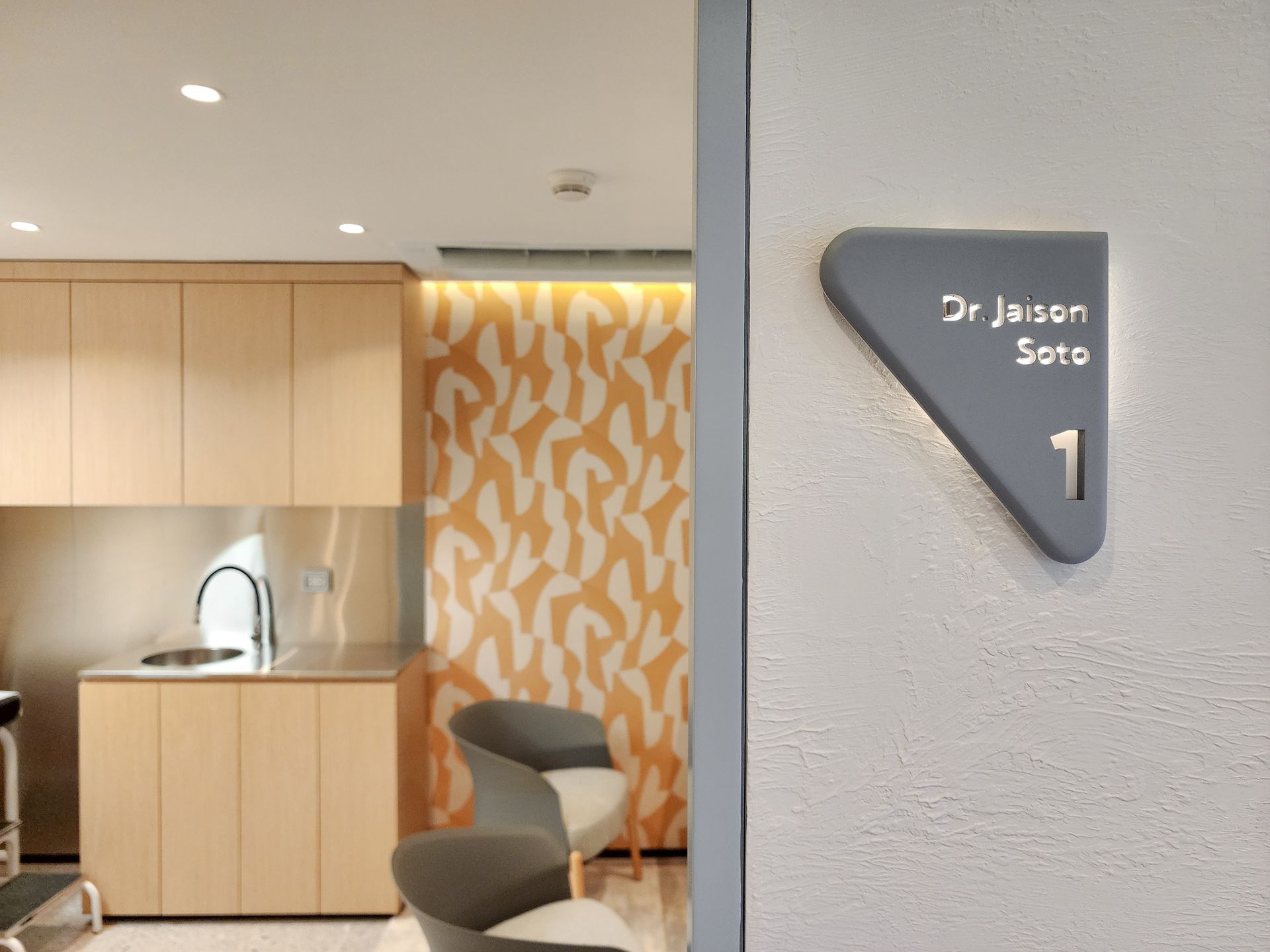 Una habitación con un cartel que dice Dr. Jason Sono.