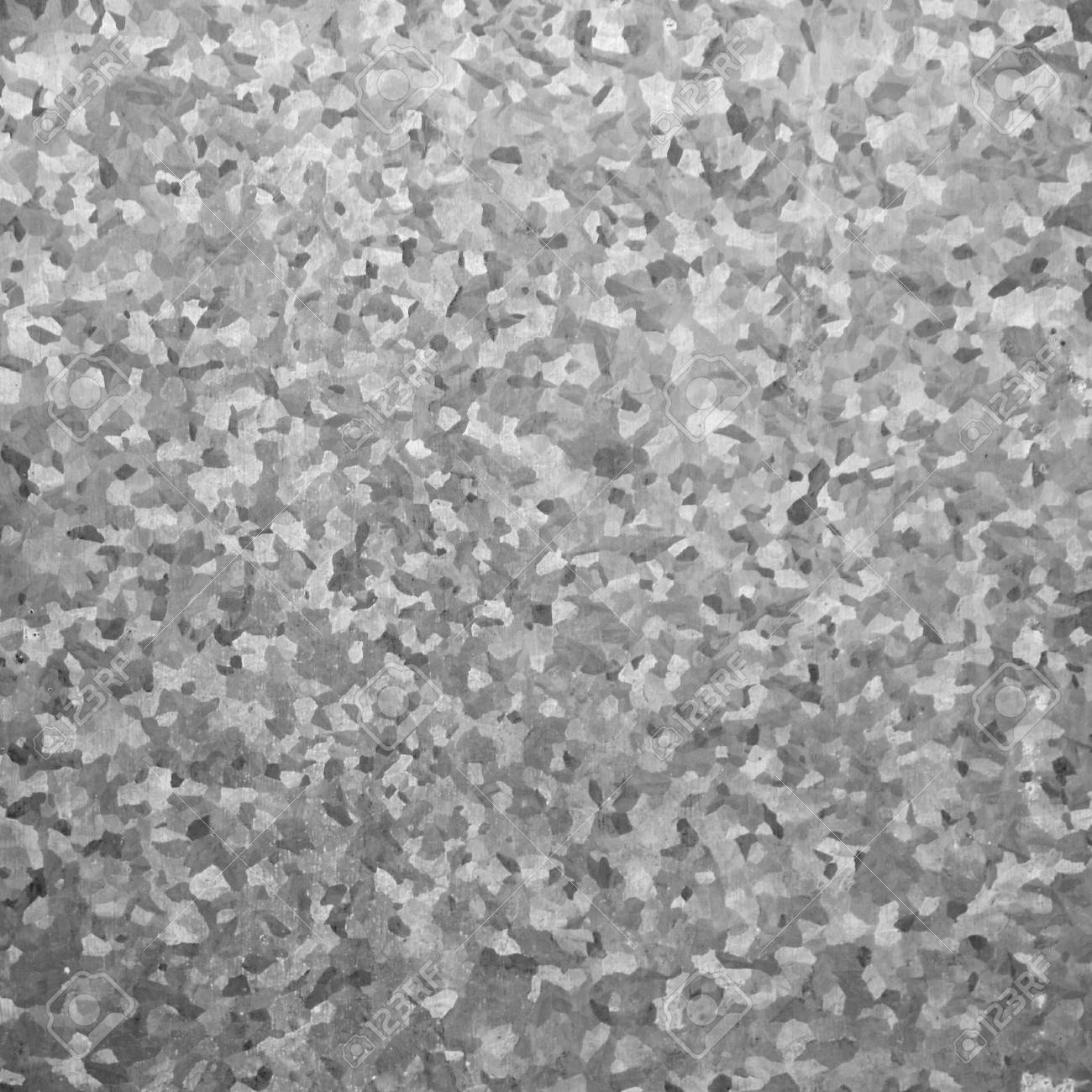 Una fotografía en blanco y negro de una textura de metal.