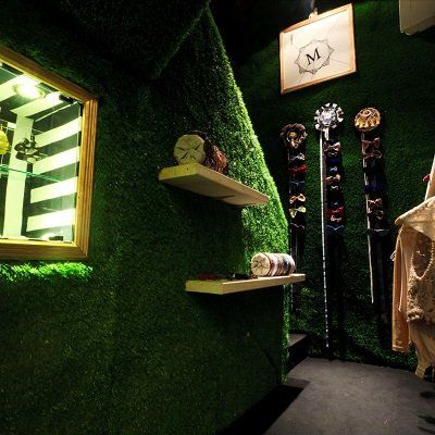 Una tienda con un cartel que dice m