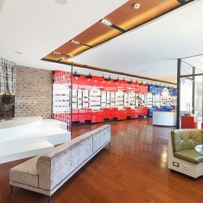 Una sala de estar con un sofá y una silla.