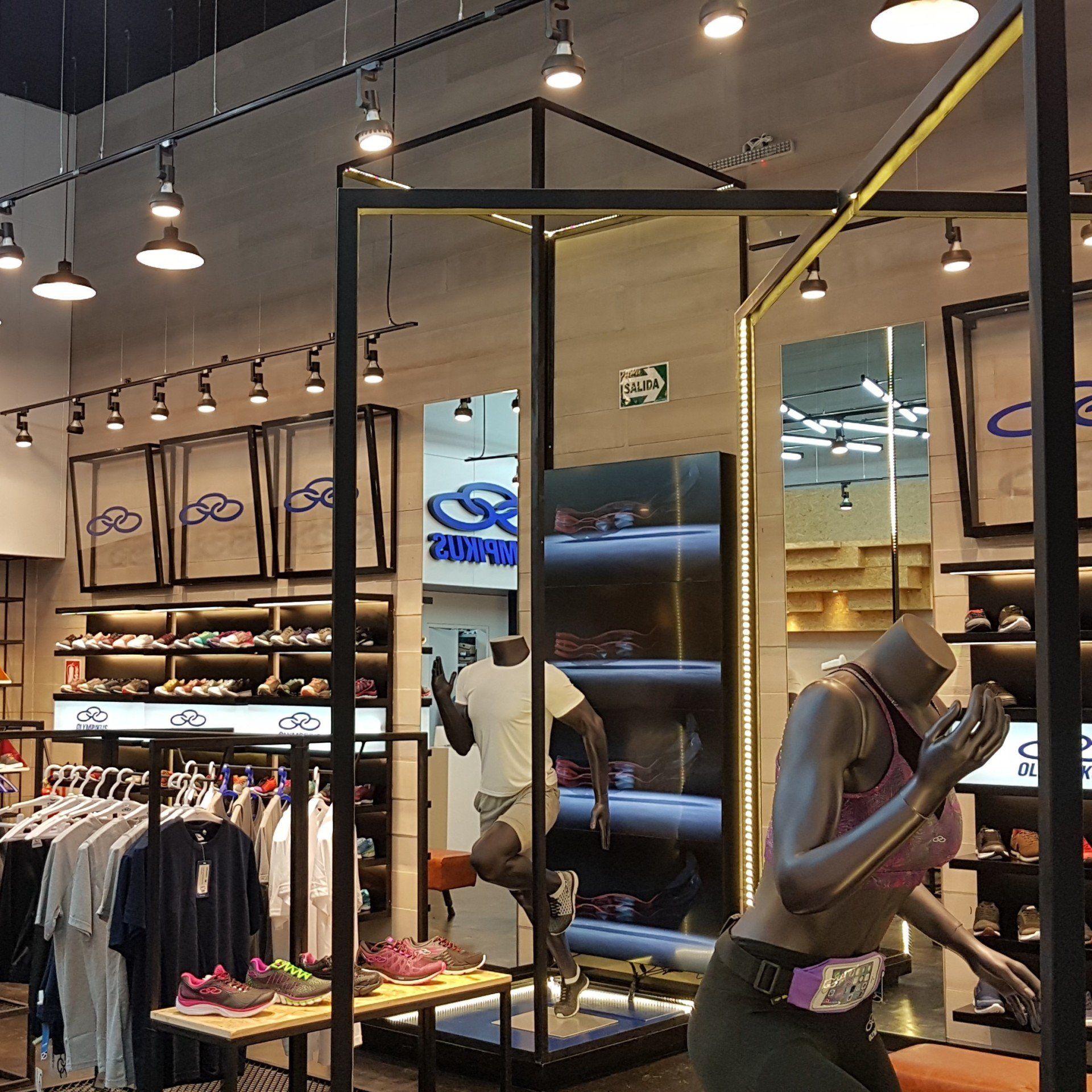 Una tienda con un cartel que dice 'Salomon'.