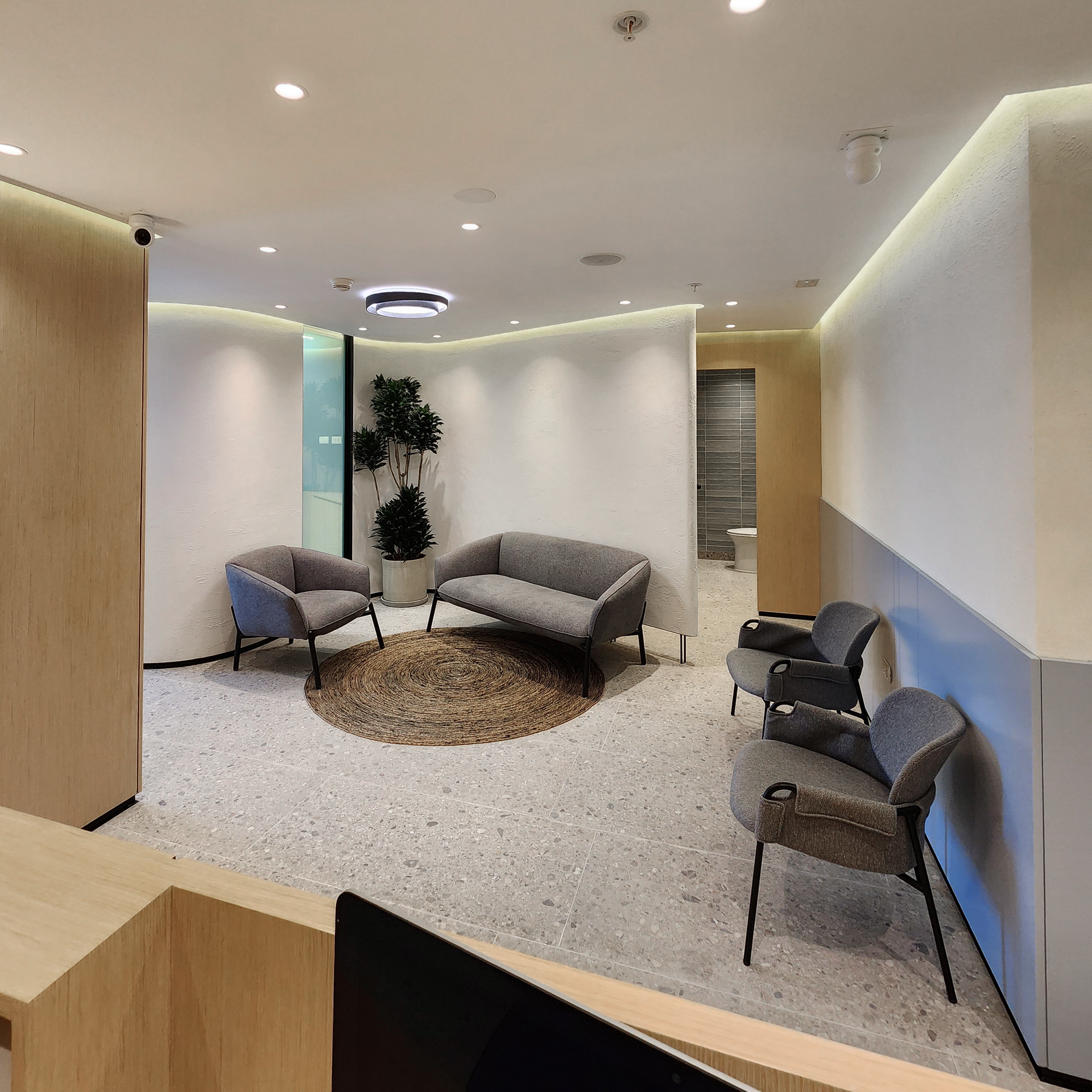 Una habitación con un sofá y sillas.