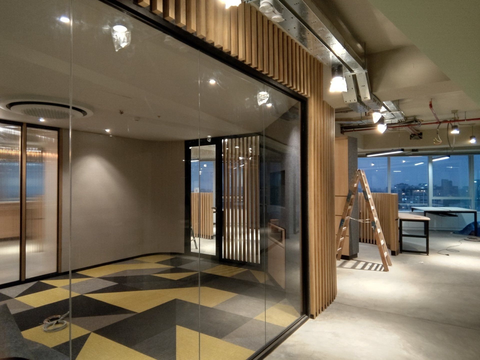 Hay una escalera en el medio de la habitación.