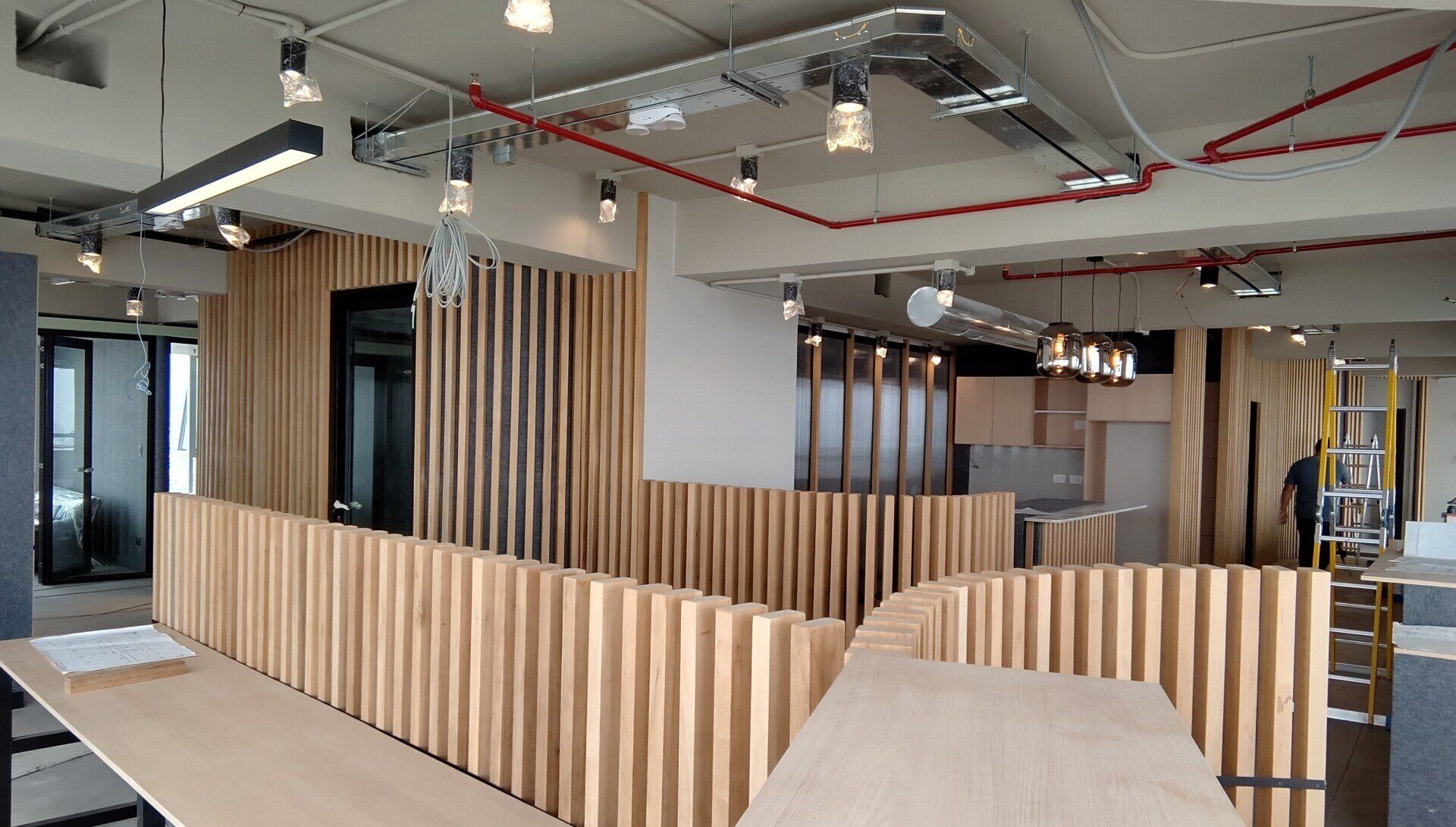 Hay una valla de madera en el medio de la habitación.