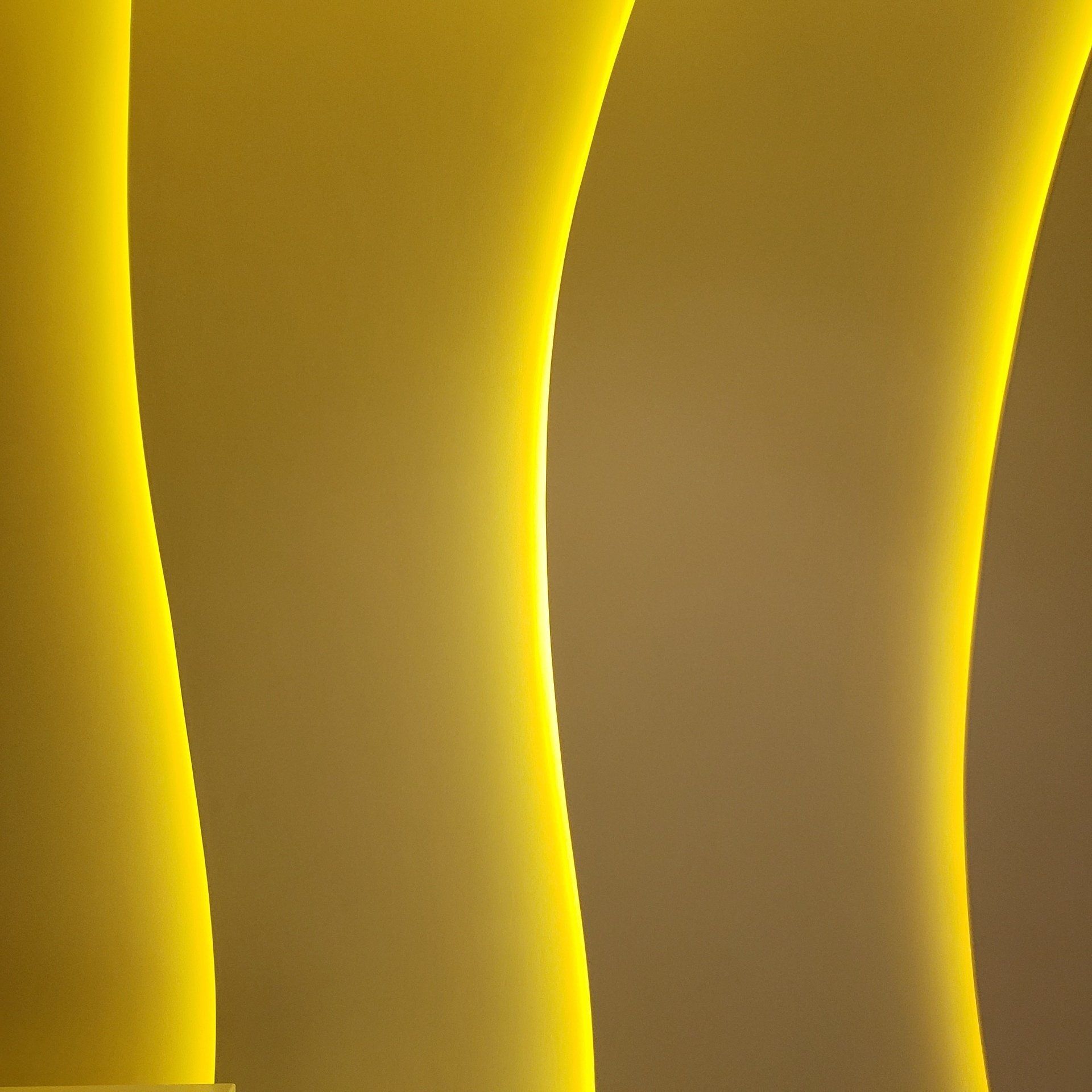 Un primer plano de un fondo amarillo con algunas líneas.