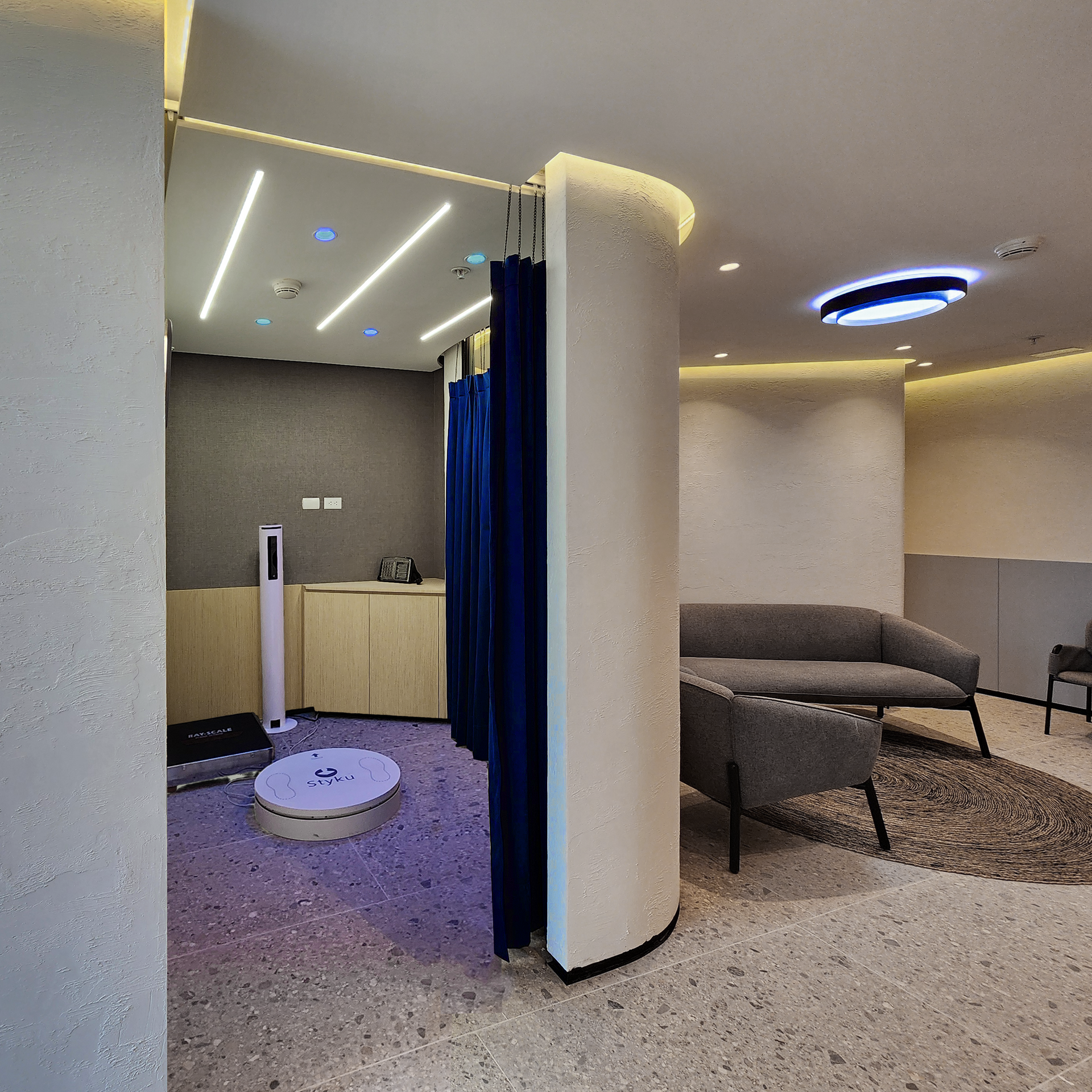 Una habitación con un sofá y sillas.