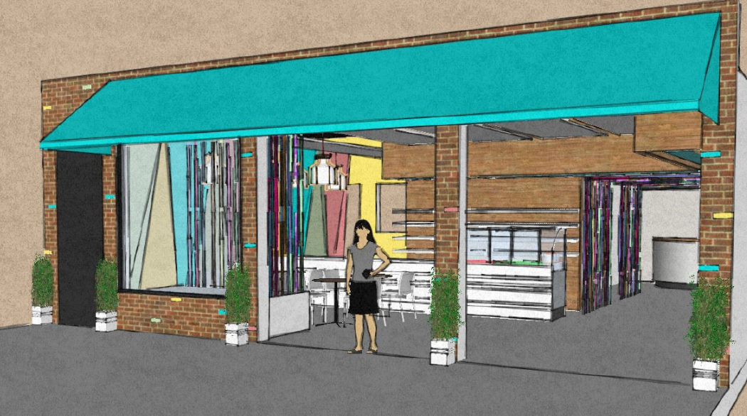 Una mujer está parada afuera de una tienda con un toldo azul.