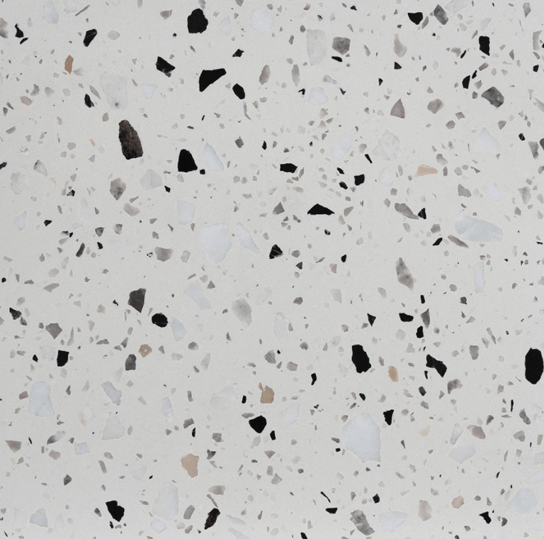 Un primer plano de una superficie blanca con manchas negras.