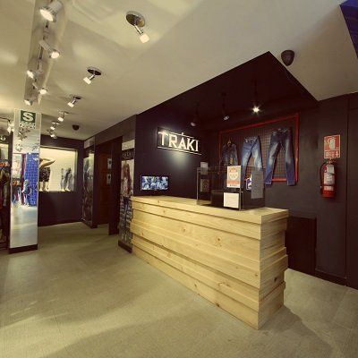 Una tienda con un mostrador de madera y un cartel que dice traki